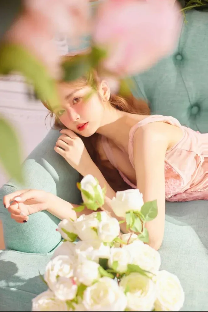Bộ ảnh sinh nhật cùng hoa và sofa