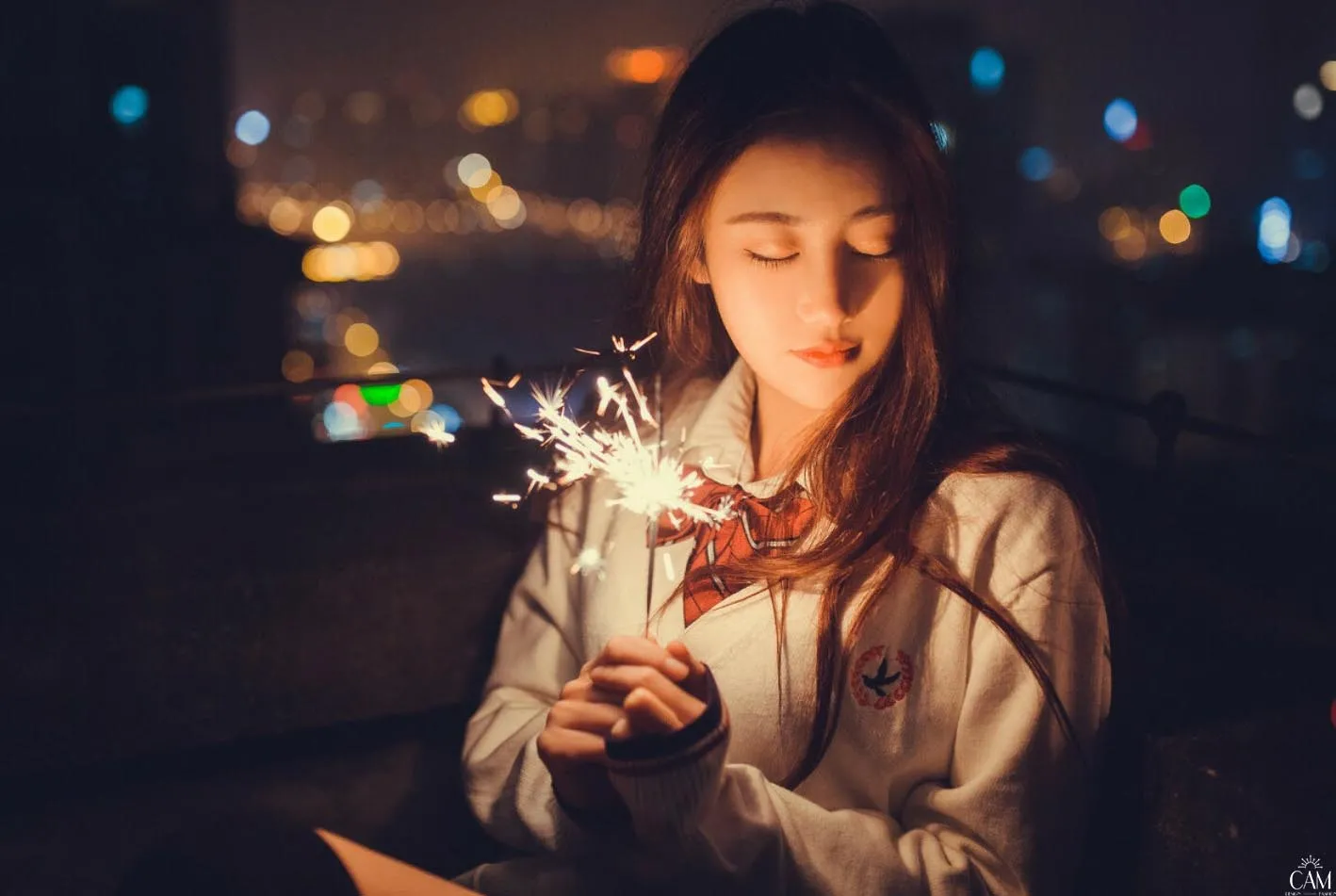 Cô gái với ánh pháo phụt sinh nhật, concept chụp ảnh lung linh trong đêm