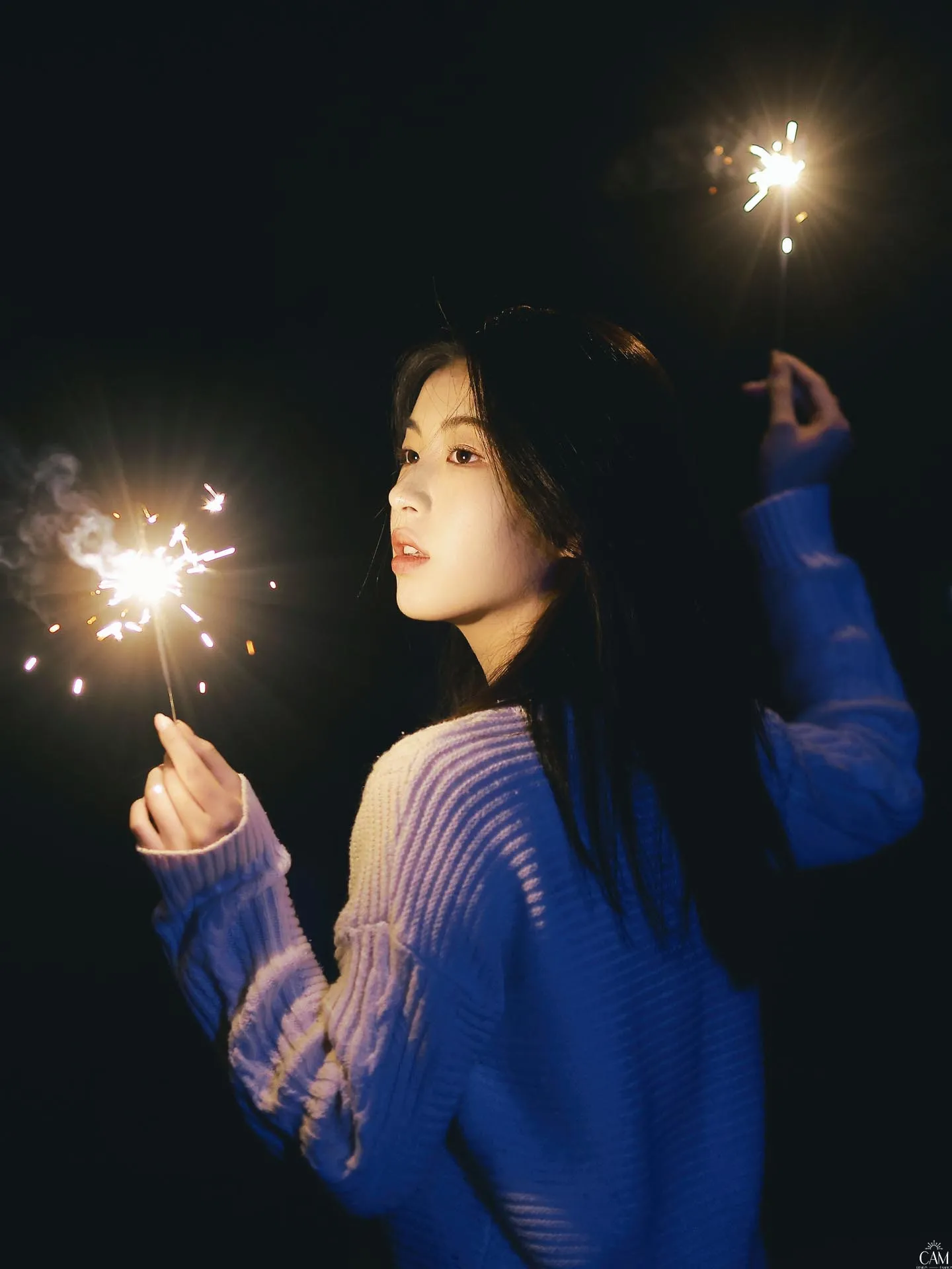 Tạo dáng với pháo sáng, concept chụp ảnh sinh nhật ấn tượng buổi tối