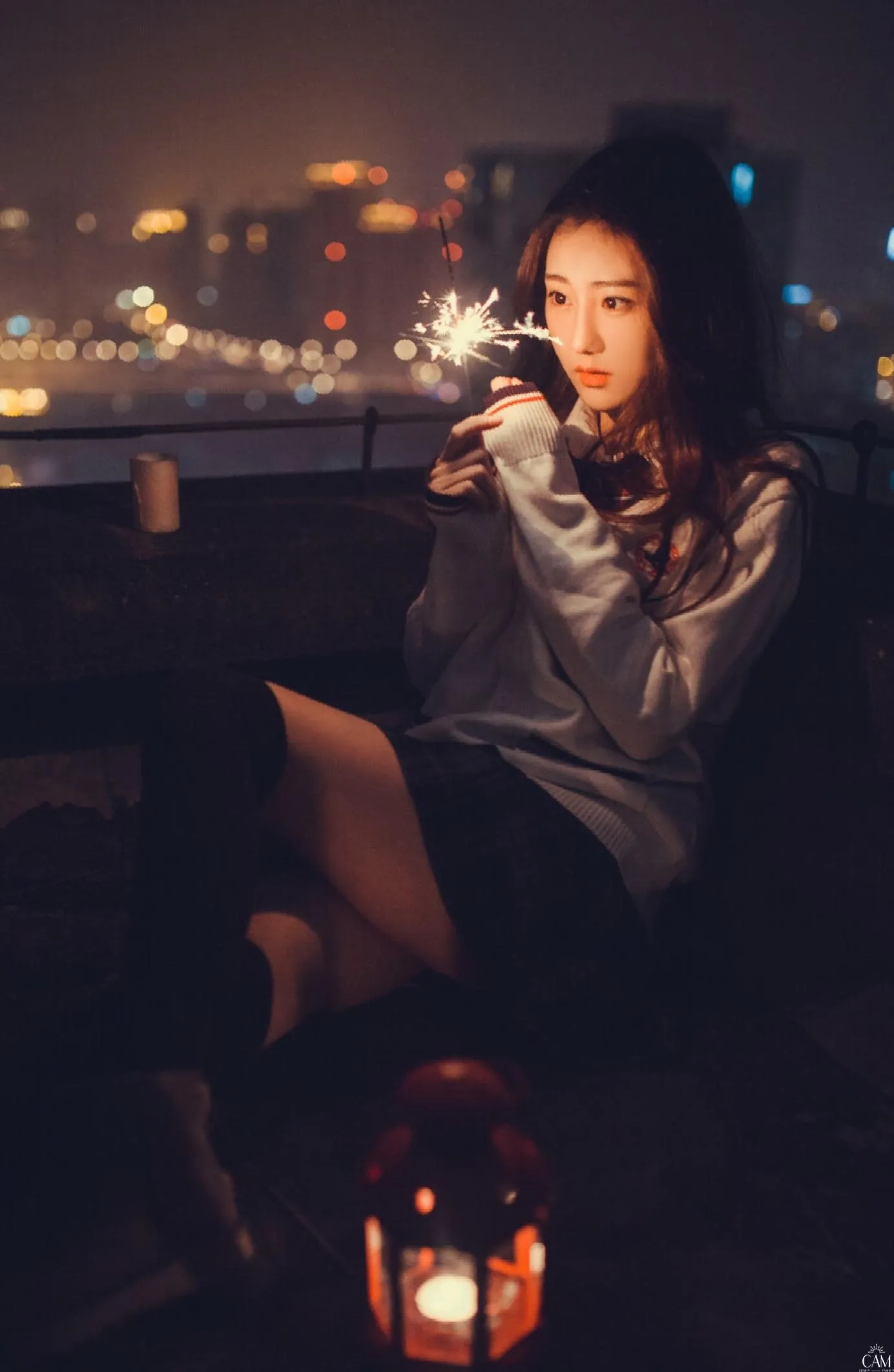 Cô gái tạo dáng với pháo phụt, hiệu ứng ánh sáng đẹp cho ảnh sinh nhật