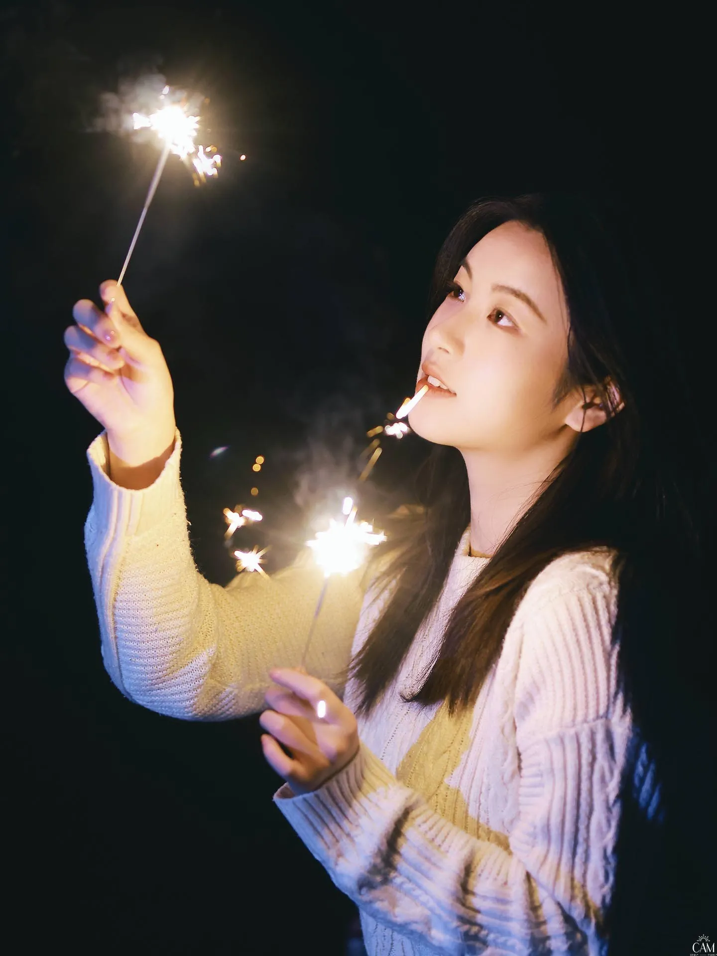 Chân dung cô gái với ánh nến lung linh, ảnh sinh nhật đêm