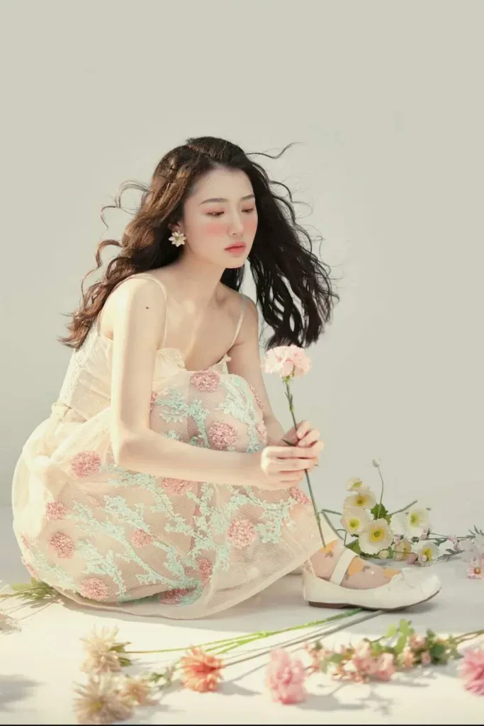 Góc chụp cận cảnh nàng thơ với hoa, tôn lên vẻ đẹp trong trẻo