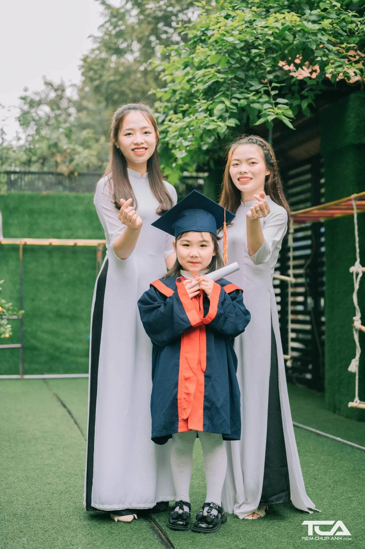 Chân dung bé mầm non trong trang phục cử nhân