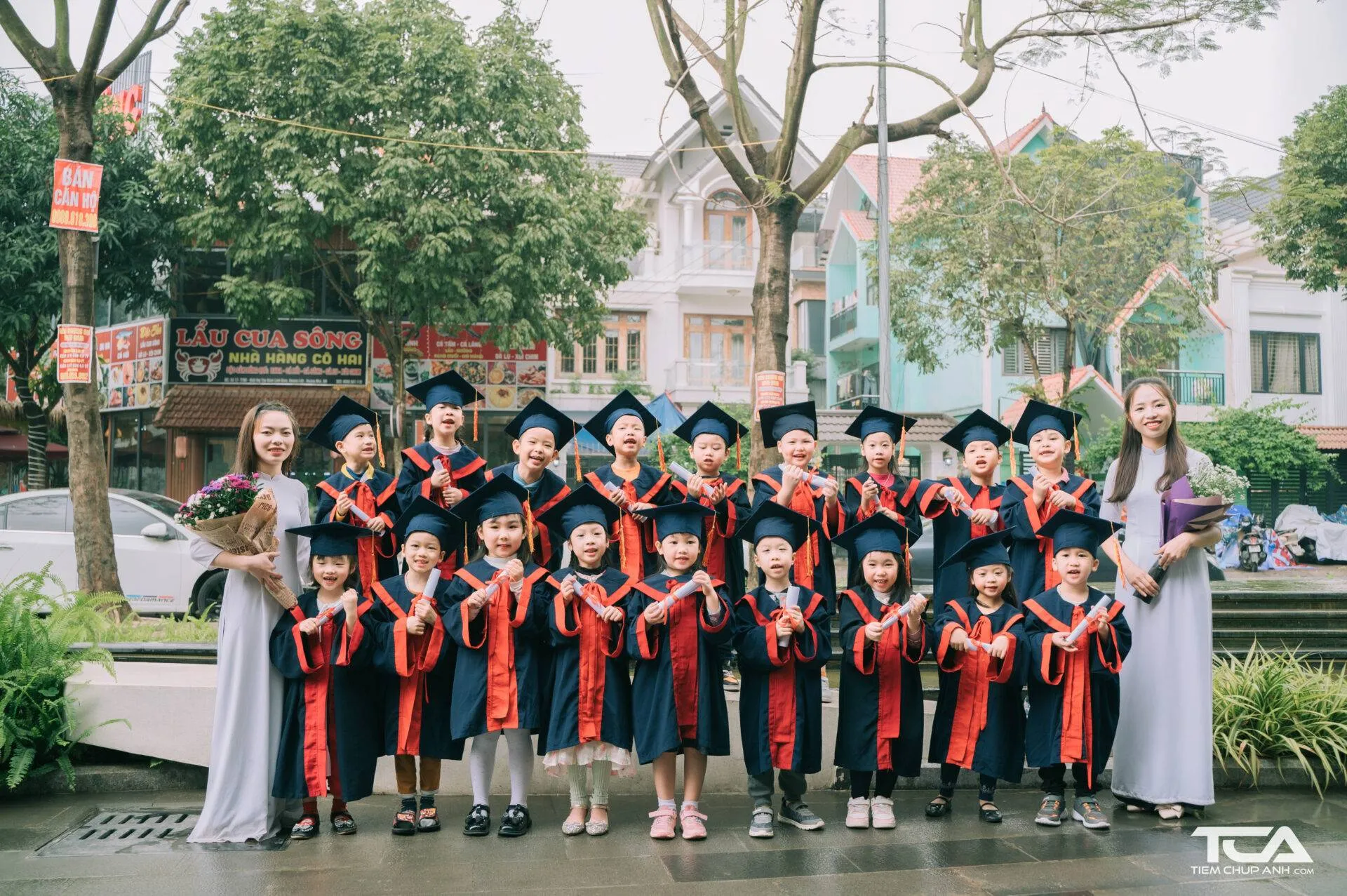 Các bé mầm non vẫy tay chào tạm biệt tuổi học trò