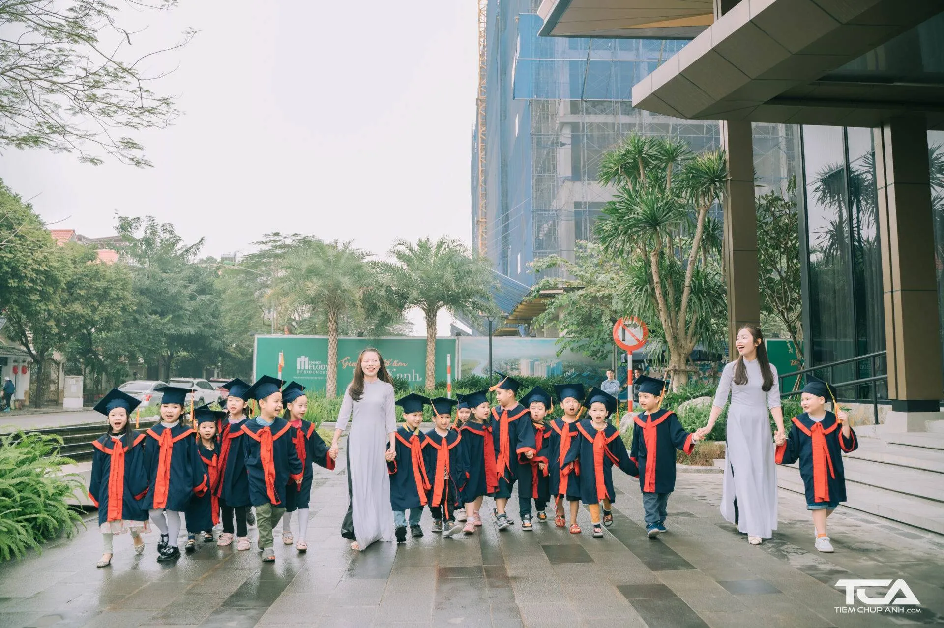 Ảnh chụp chung các bé mầm non trong buổi lễ tốt nghiệp