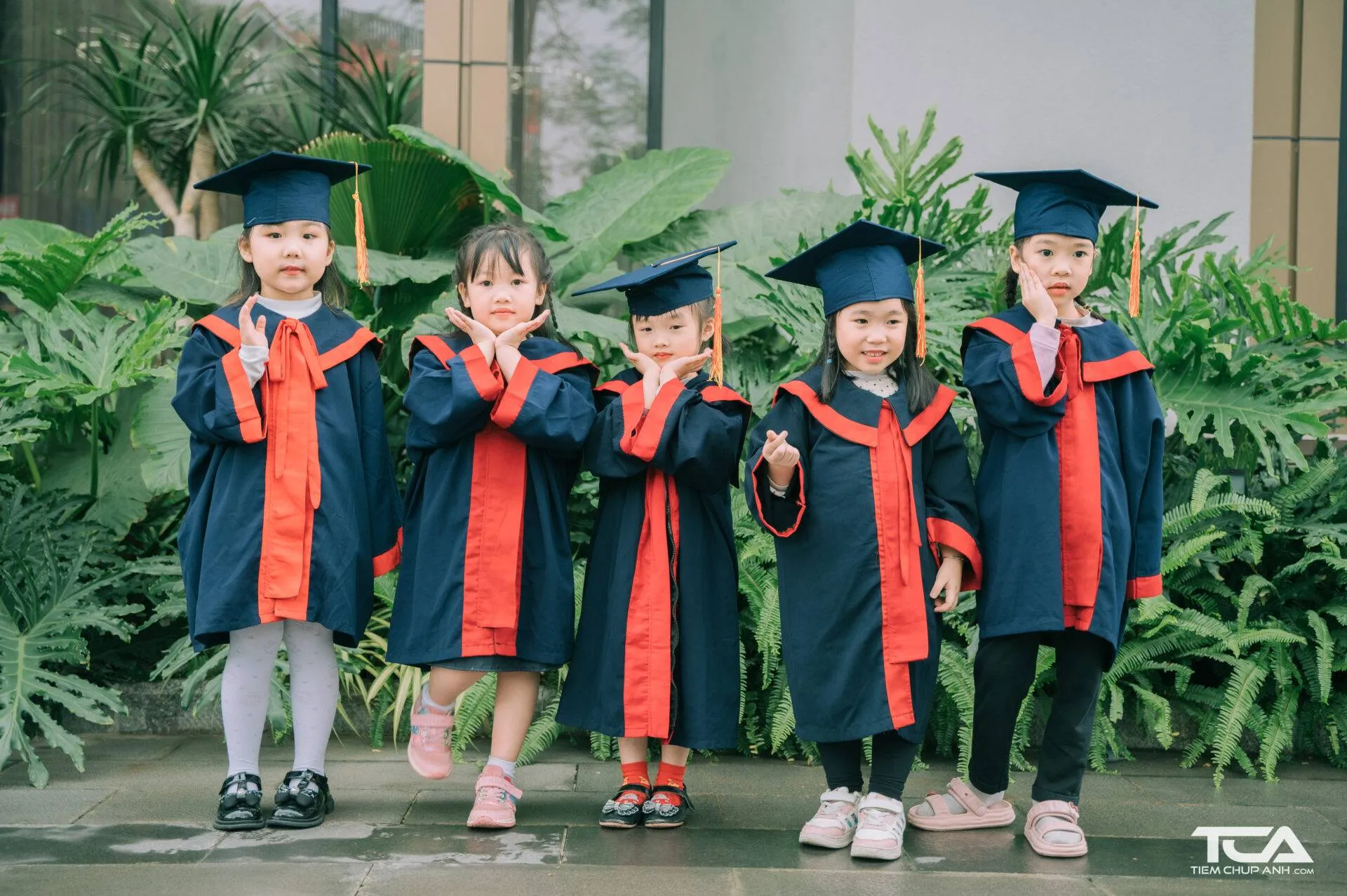Tập thể lớp mầm non chụp ảnh kỷ yếu ngoài trời