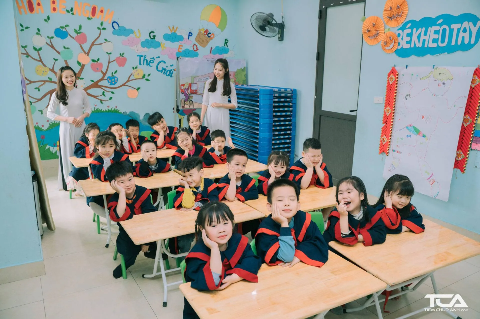 Gương mặt ngộ nghĩnh của bé khi chụp ảnh tốt nghiệp mầm non