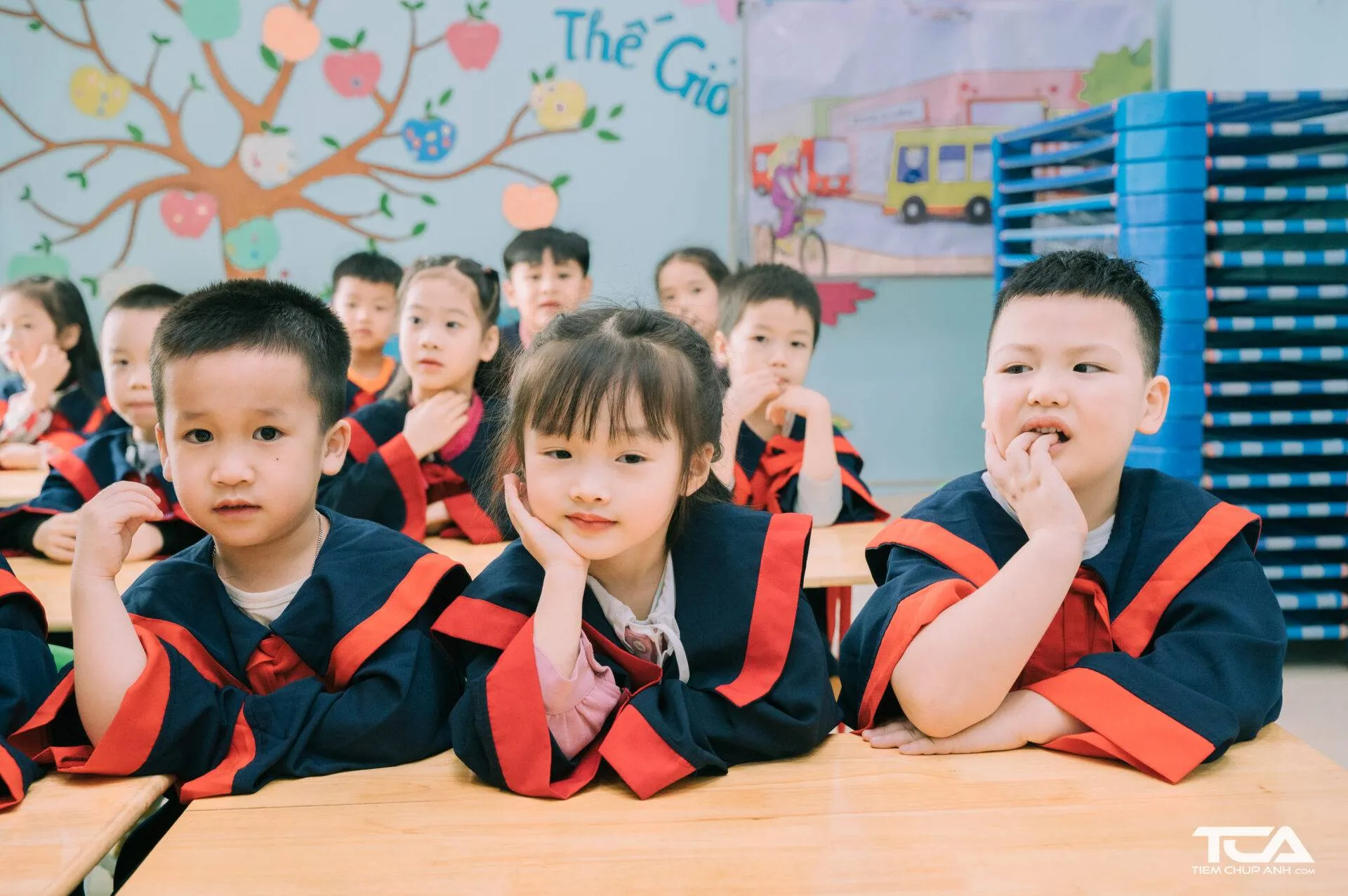 Bé gái đáng yêu trong bộ áo cử nhân mầm non