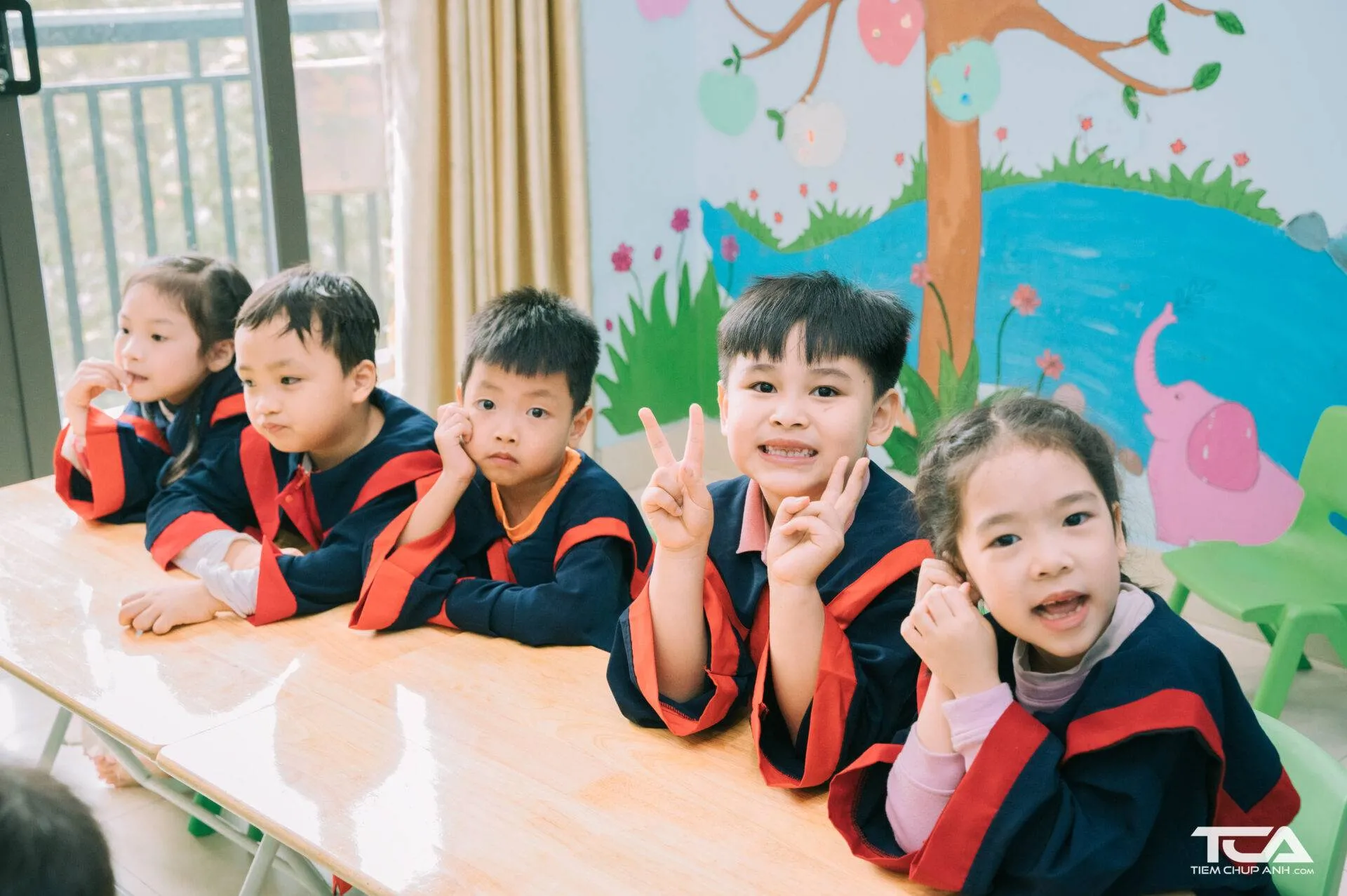 Các bé mầm non vui đùa khi chụp ảnh kỷ yếu