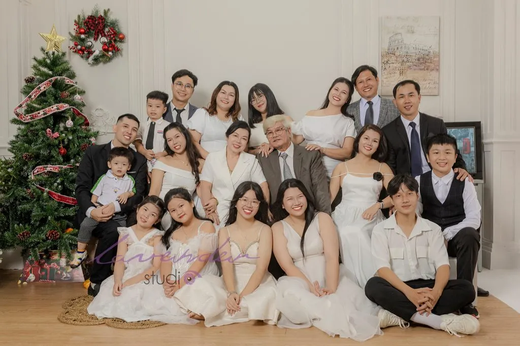 Ảnh đại gia đình đông người chụp tại Lavender Studio TP.HCM