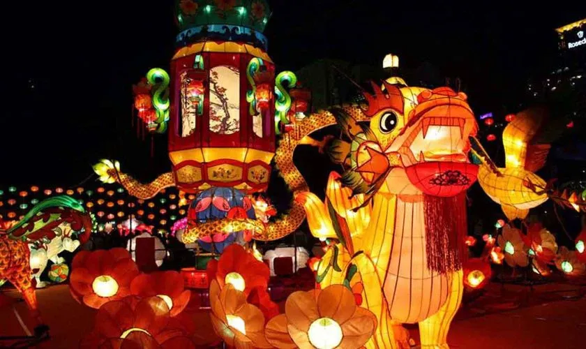 Hình ảnh lễ hội lồng đèn đường phố rực rỡ sắc màu