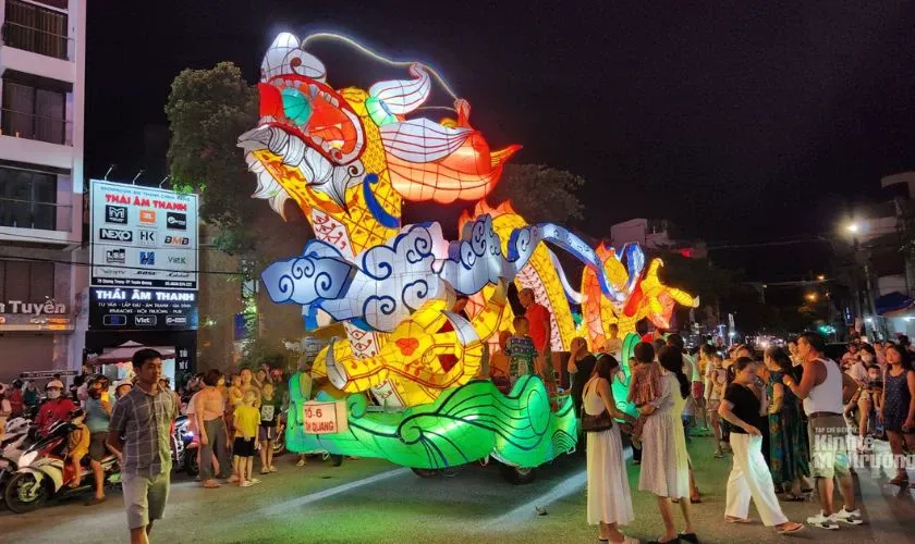 Thuyền rồng trang trí lộng lẫy trong lễ hội Trung Thu