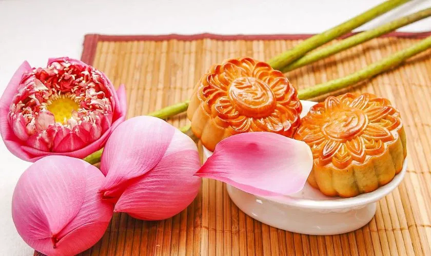 Bánh Trung Thu đặt cạnh hoa sen, mang vẻ đẹp thanh tao