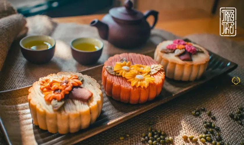 Bánh Trung Thu được trang trí tinh tế với hoa lá