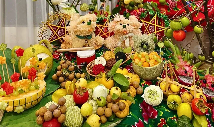 Hình ảnh mâm cỗ Trung Thu truyền thống đầy đủ các loại trái cây và bánh