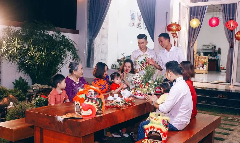 Hình ảnh gia đình quây quần sum vầy đêm Trung Thu