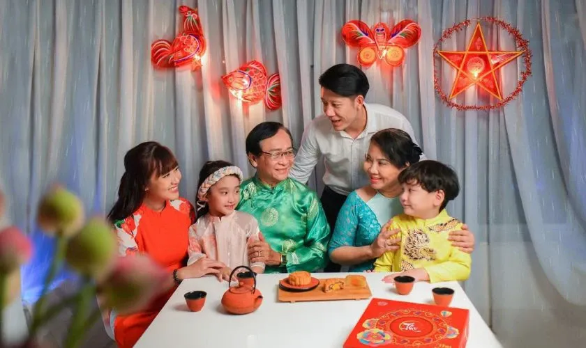 Khoảnh khắc cả nhà cùng đón Trung Thu ấm áp bên nhau