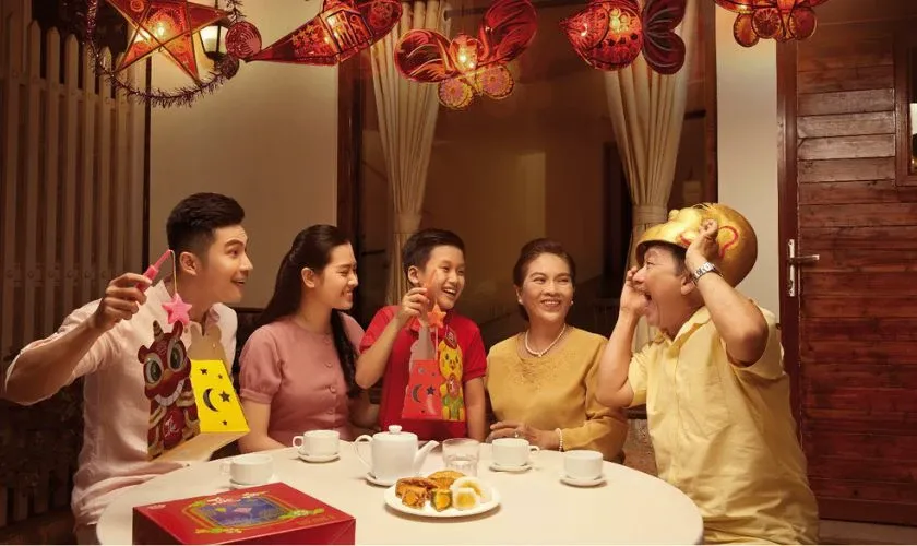 Gia đình cùng vui Tết Trung Thu, tràn ngập tiếng cười