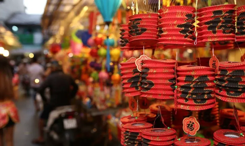 Lồng đèn Trung Thu màu đỏ tươi sáng treo trang trí