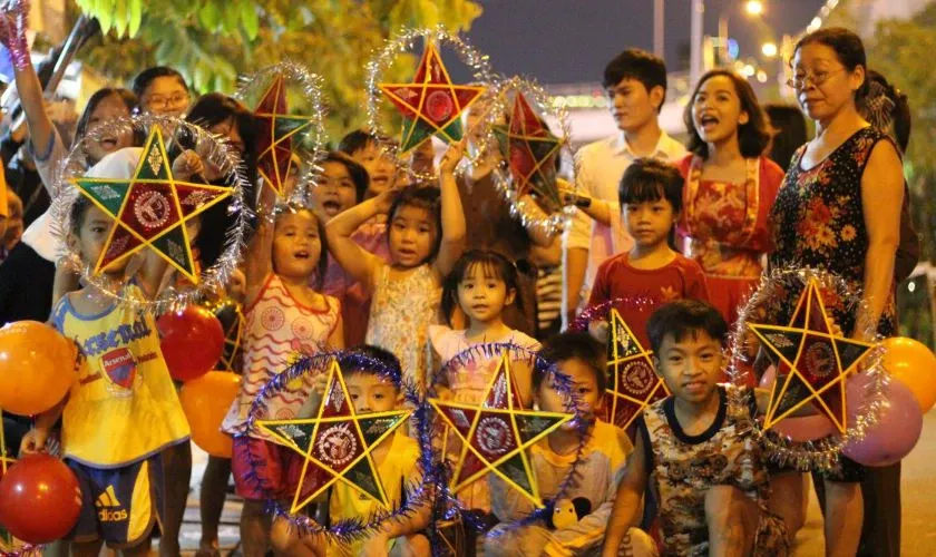 Hình ảnh gia đình cùng nhau rước đèn Trung Thu