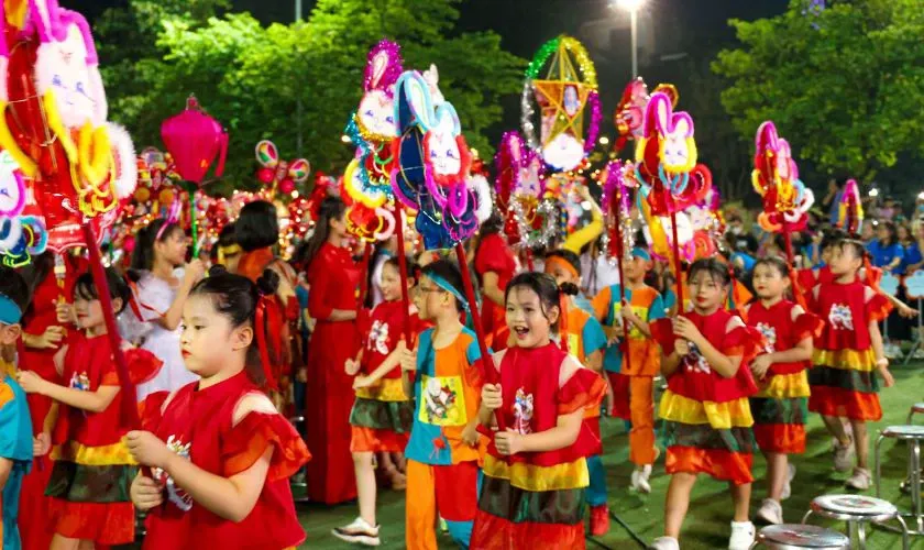 Hình ảnh thiếu nhi vui vẻ tham gia rước đèn Trung Thu