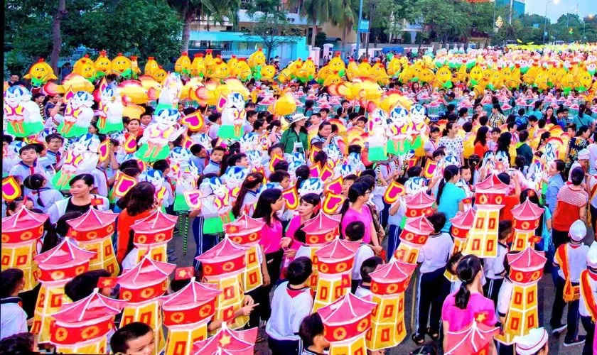 Trẻ em với những chiếc lồng đèn rực rỡ trong đêm rước đèn