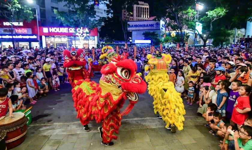 Màn múa lân sôi động trong dịp Tết Trung Thu