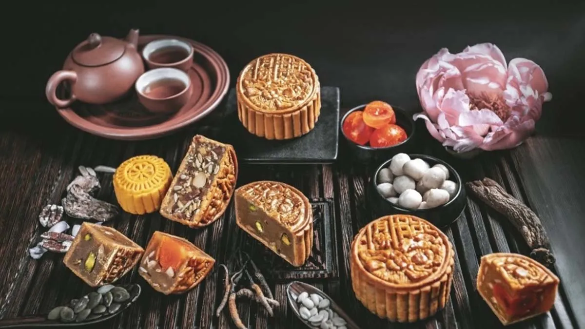 Mâm cỗ chỉ với bánh Trung thu và trà