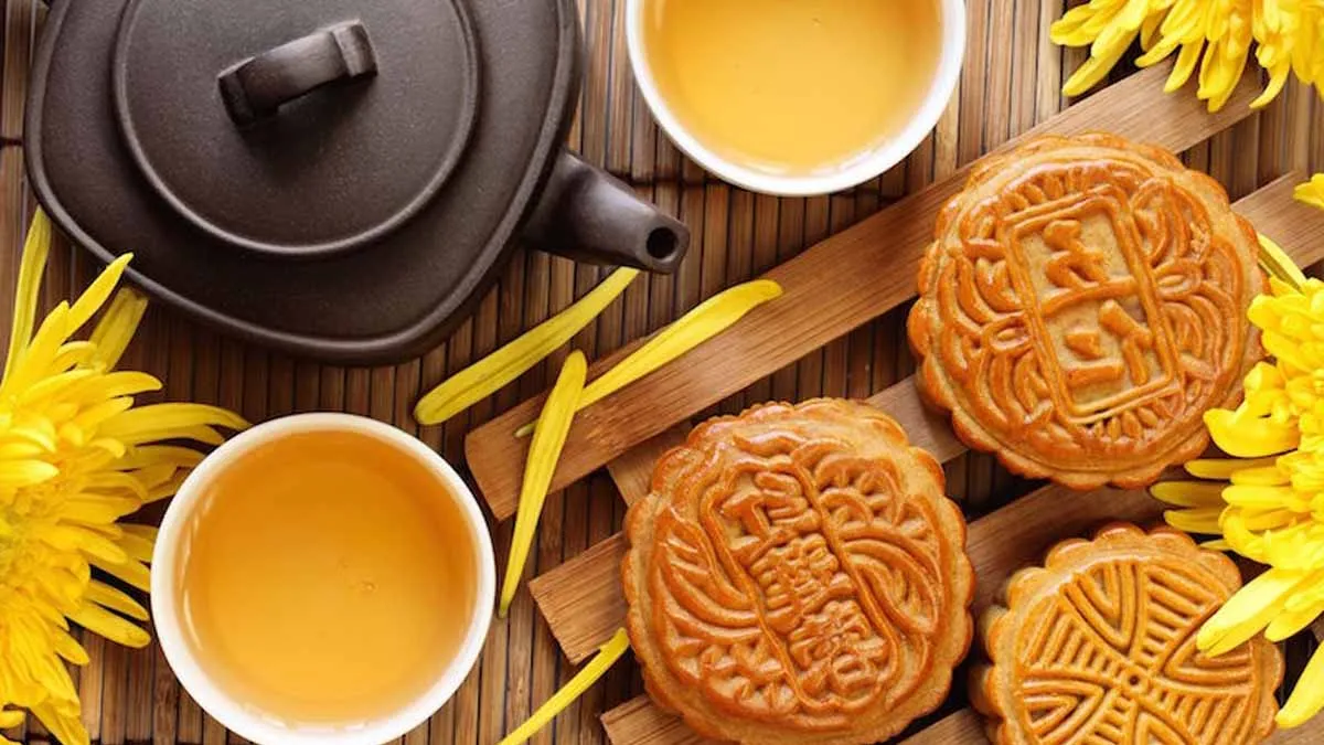 Nền mâm bánh Trung thu được bày biện sáng tạo