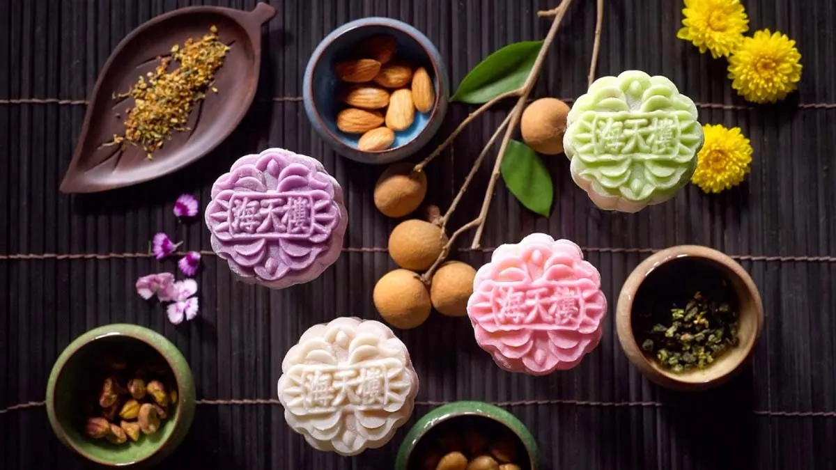 Bánh Trung thu với họa tiết cổ điển