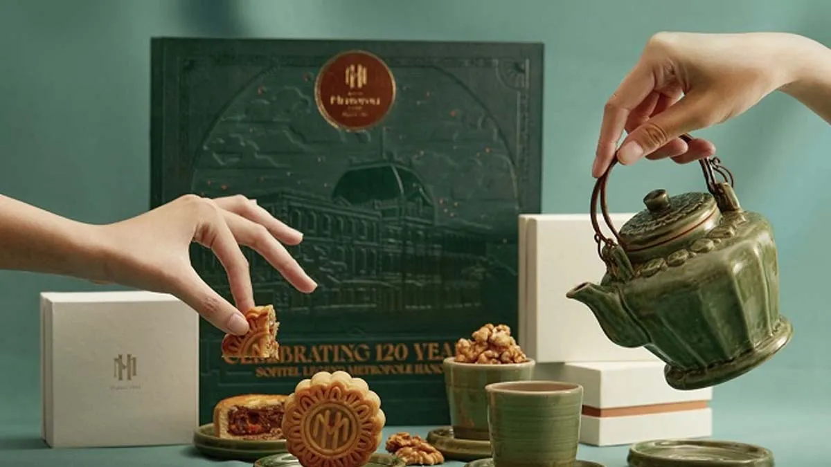 Bánh Trung thu nhân hạt sen trứng muối