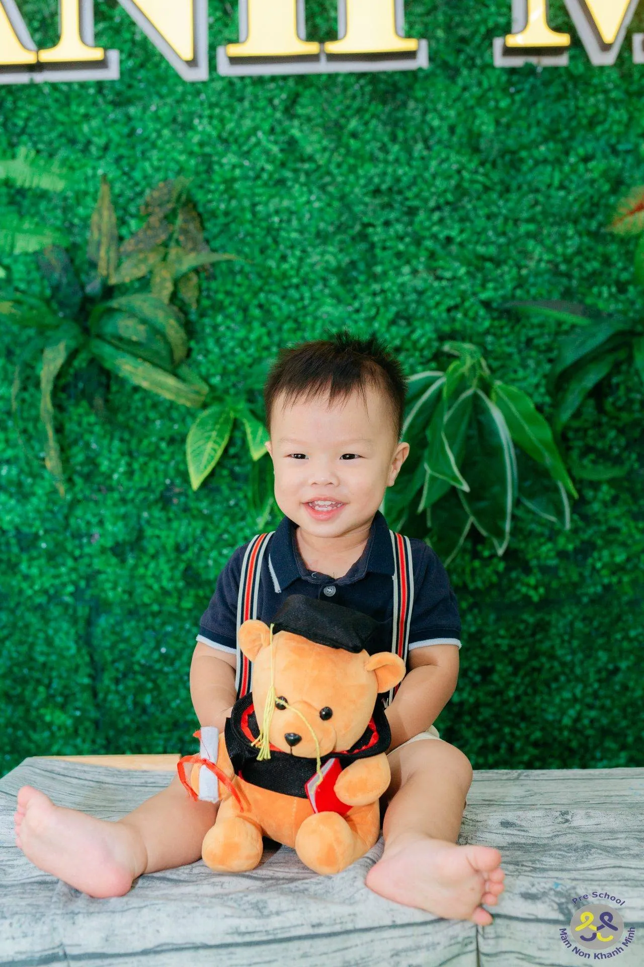Các bé mầm non nằm tạo hình chụp ảnh kỷ yếu