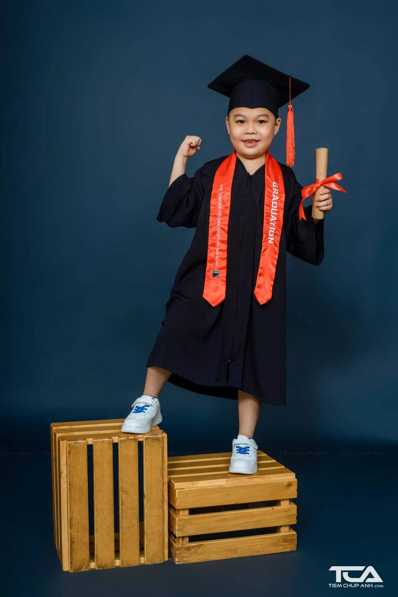 Gương mặt được vẽ ngộ nghĩnh của bé khi chụp kỷ yếu