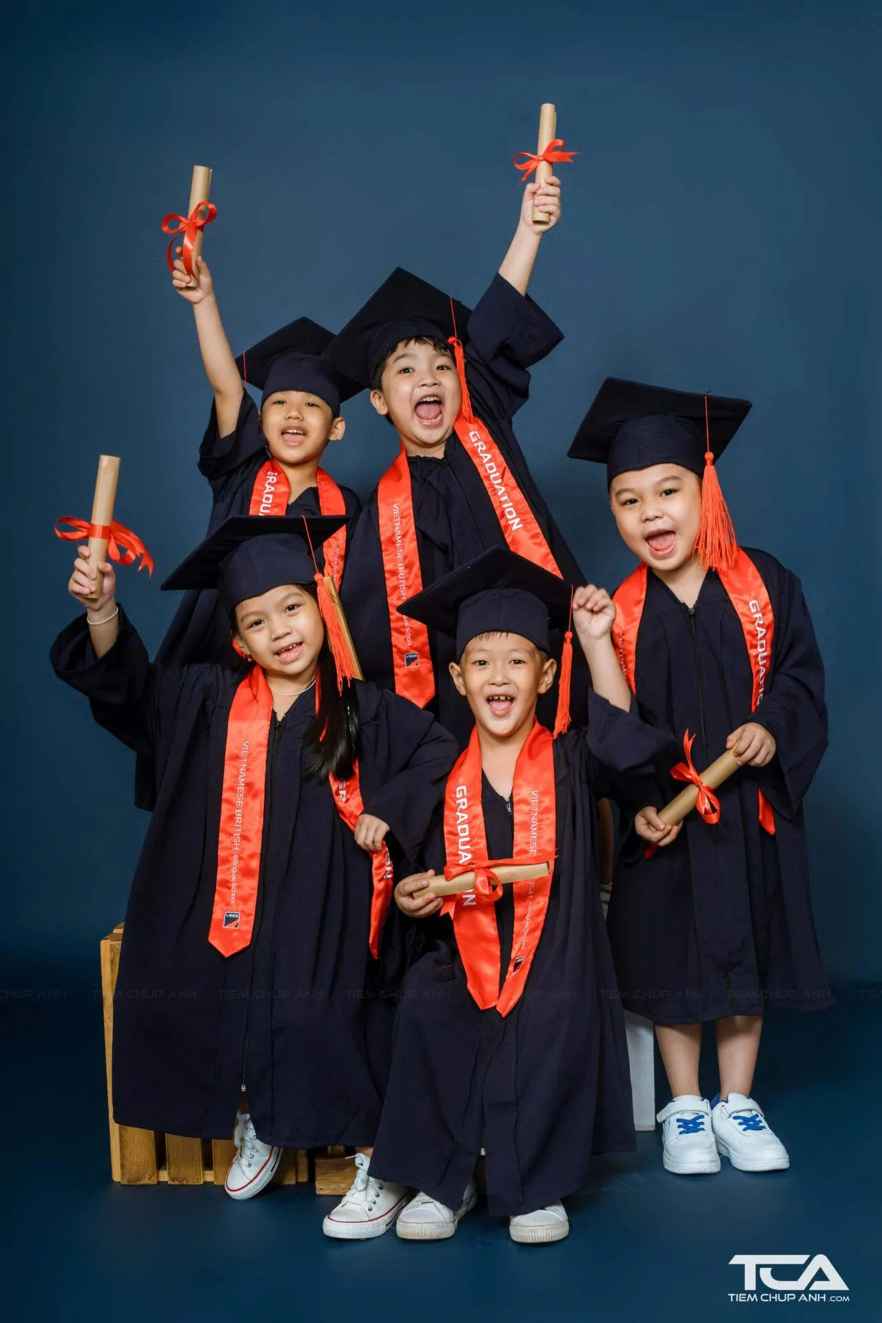 Khoảnh khắc tự nhiên của các bé và cô giáo khi chụp kỷ yếu