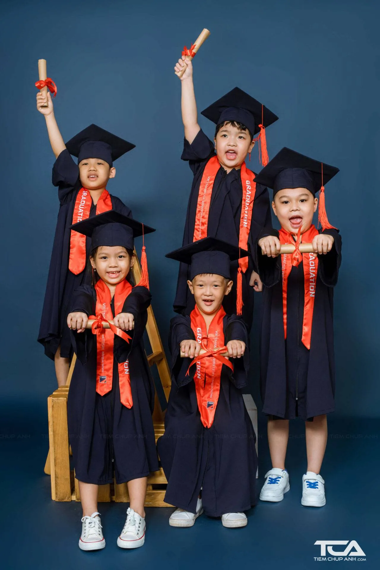 Ảnh kỷ yếu với đạo cụ xe cộ mà bé yêu thích