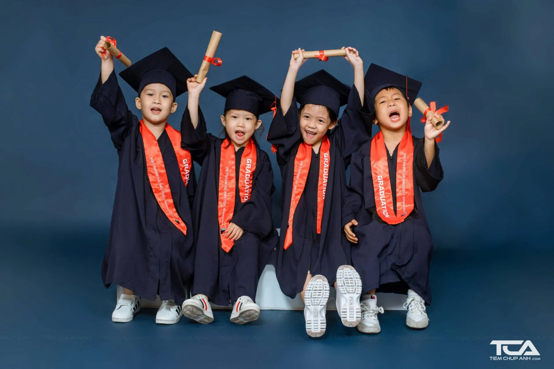 Bé mầm non tìm hiểu về thế giới qua quả địa cầu
