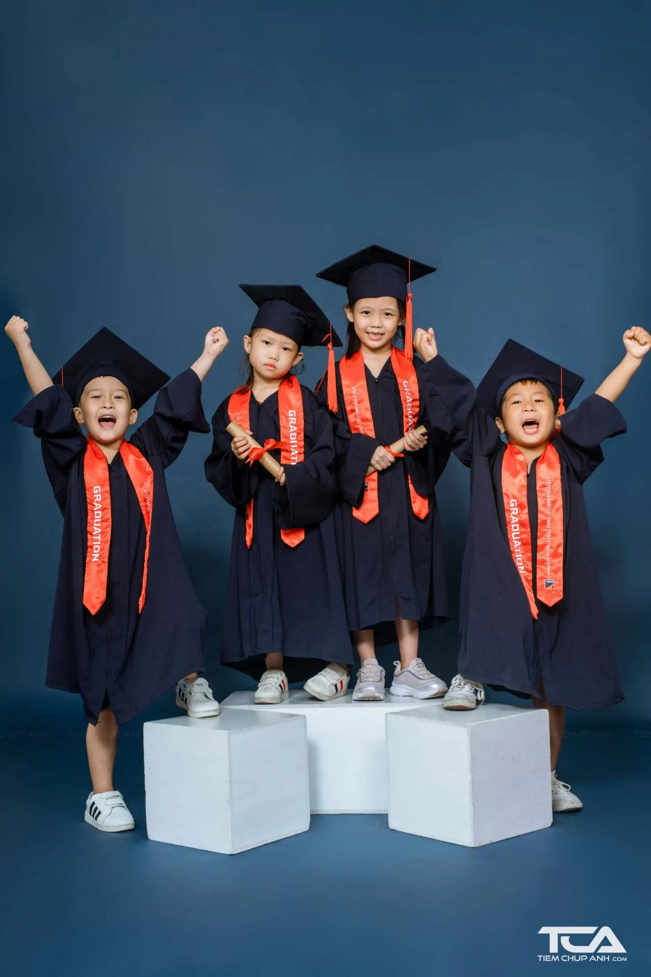 Biểu cảm tự nhiên và ngạc nhiên của bé