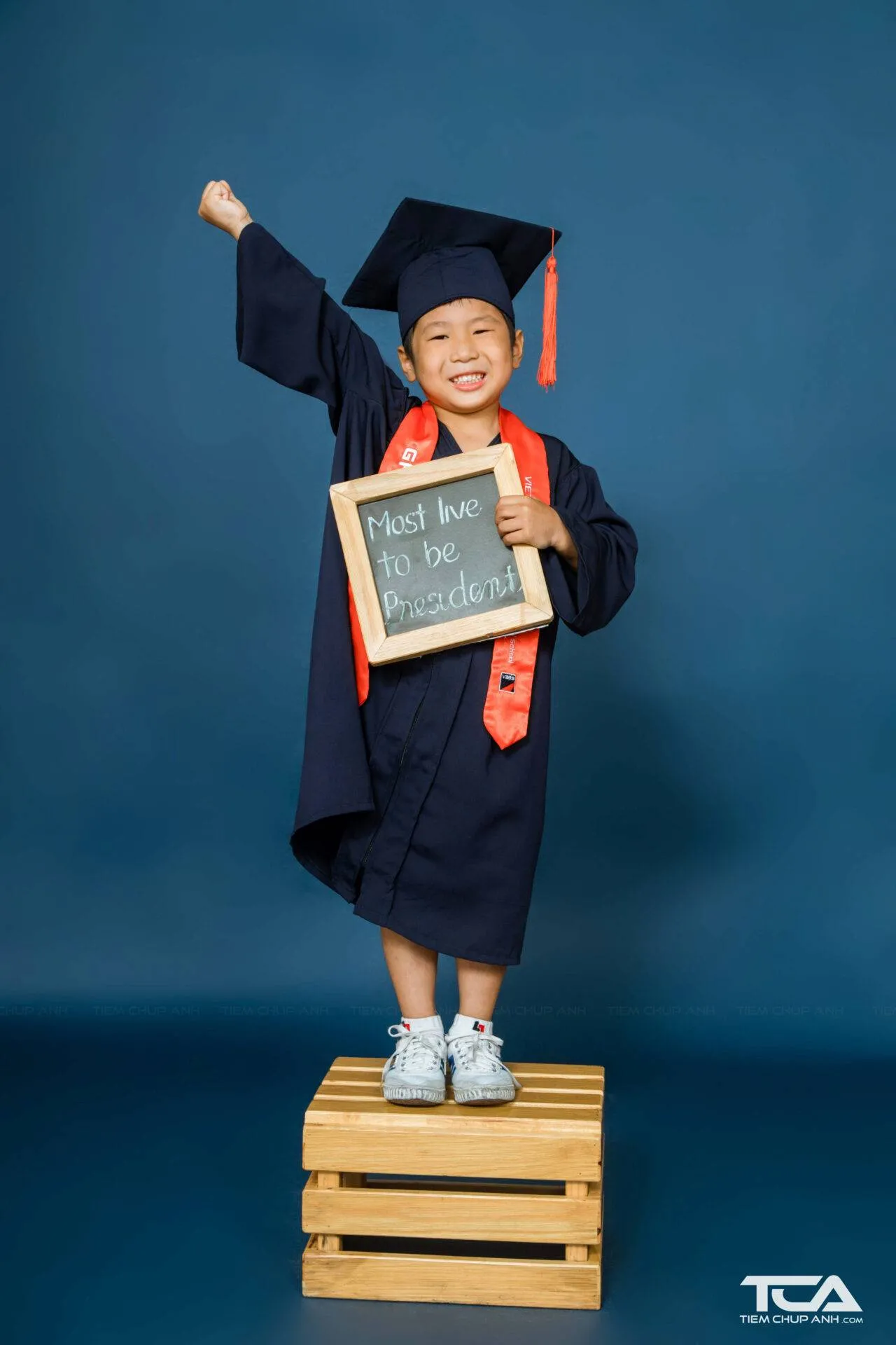 Sử dụng đạo cụ giúp buổi chụp ảnh kỷ yếu thêm sinh động