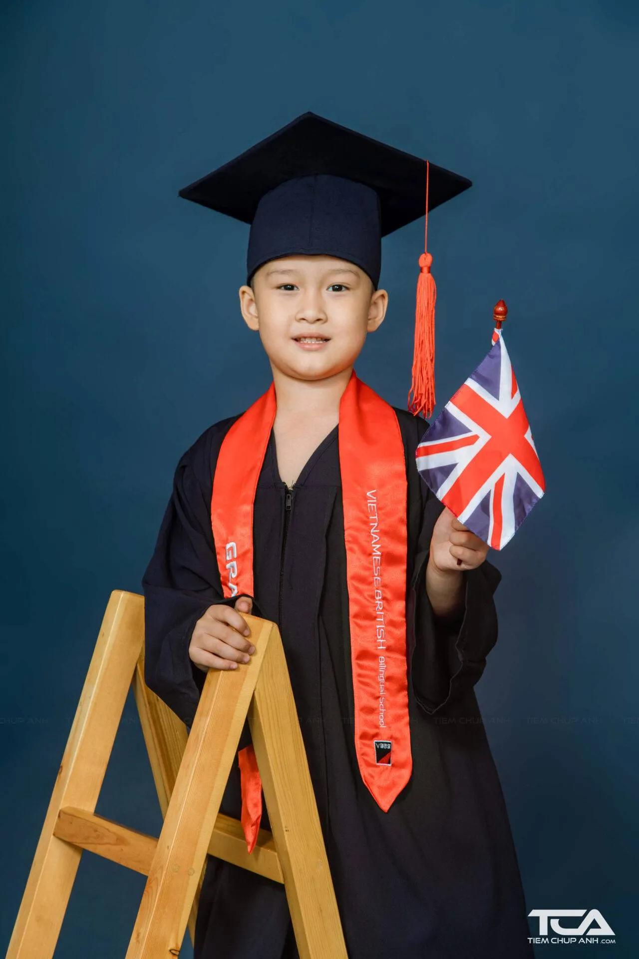 Các bé mầm non thích thú chơi đùa với bong bóng