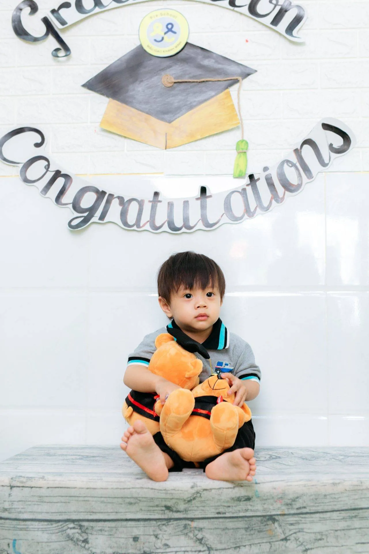 Biểu cảm tinh nghịch của bé khi chụp hình kỷ yếu mầm non
