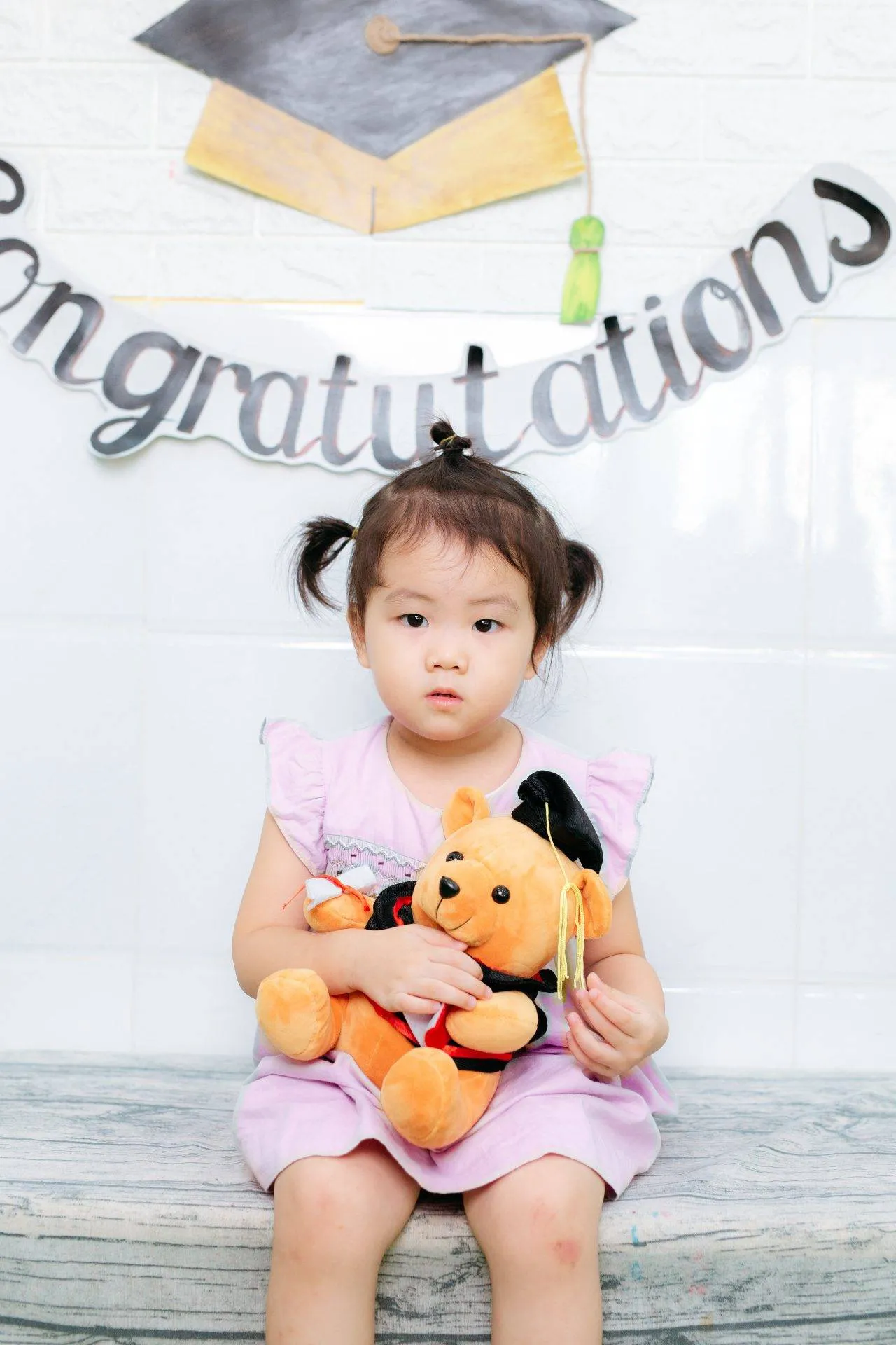 Biểu cảm suy tư đáng yêu của bé