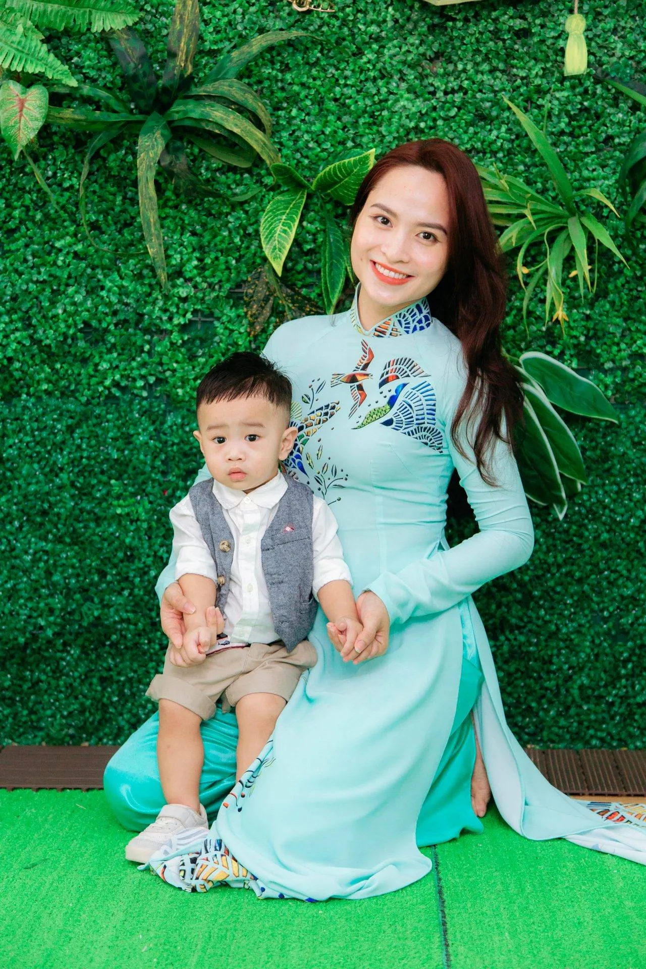 Bé tạo dáng chữ V khi chụp hình kỷ yếu