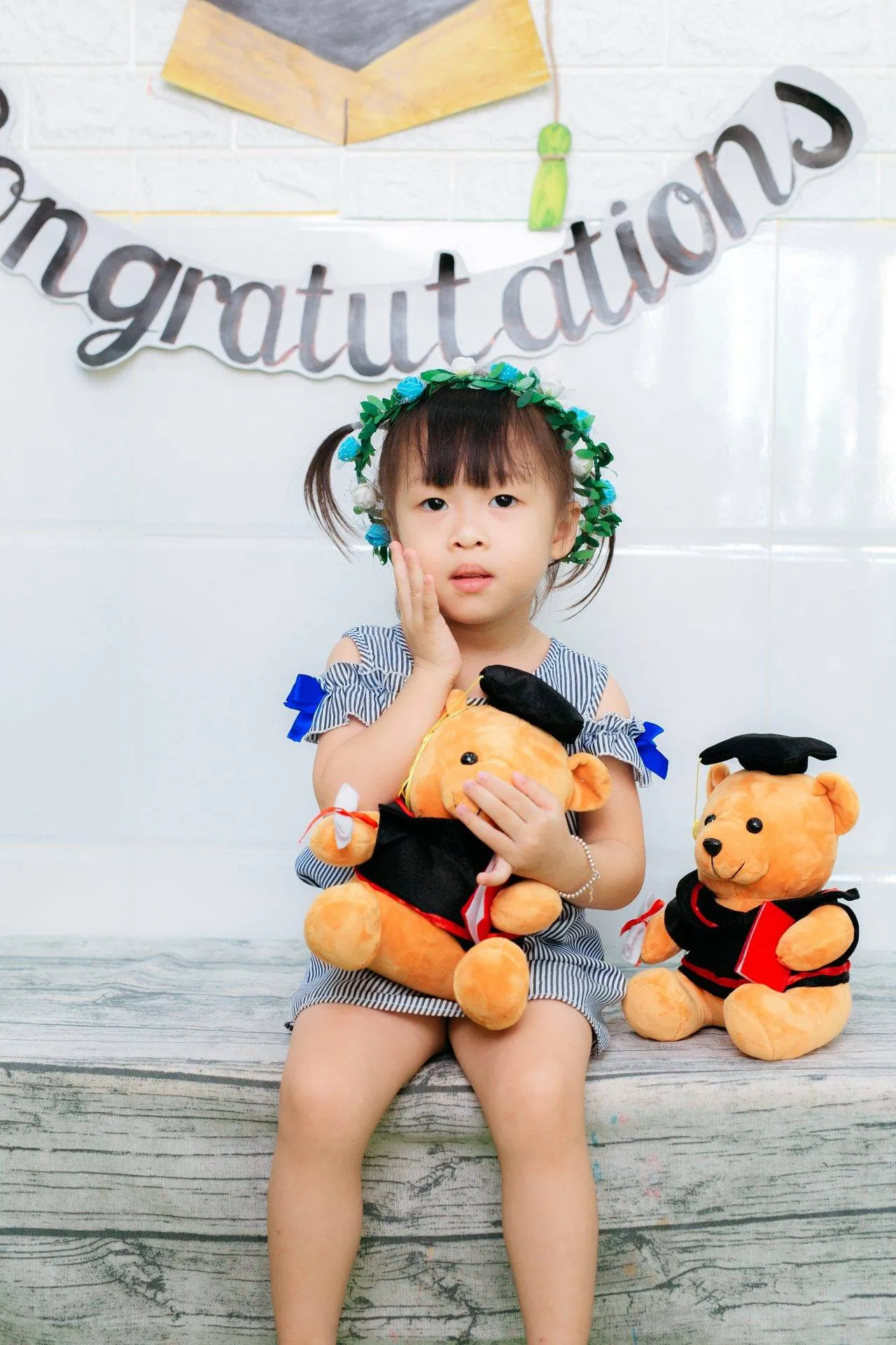 Tư thế tự tin của bé trước ống kính