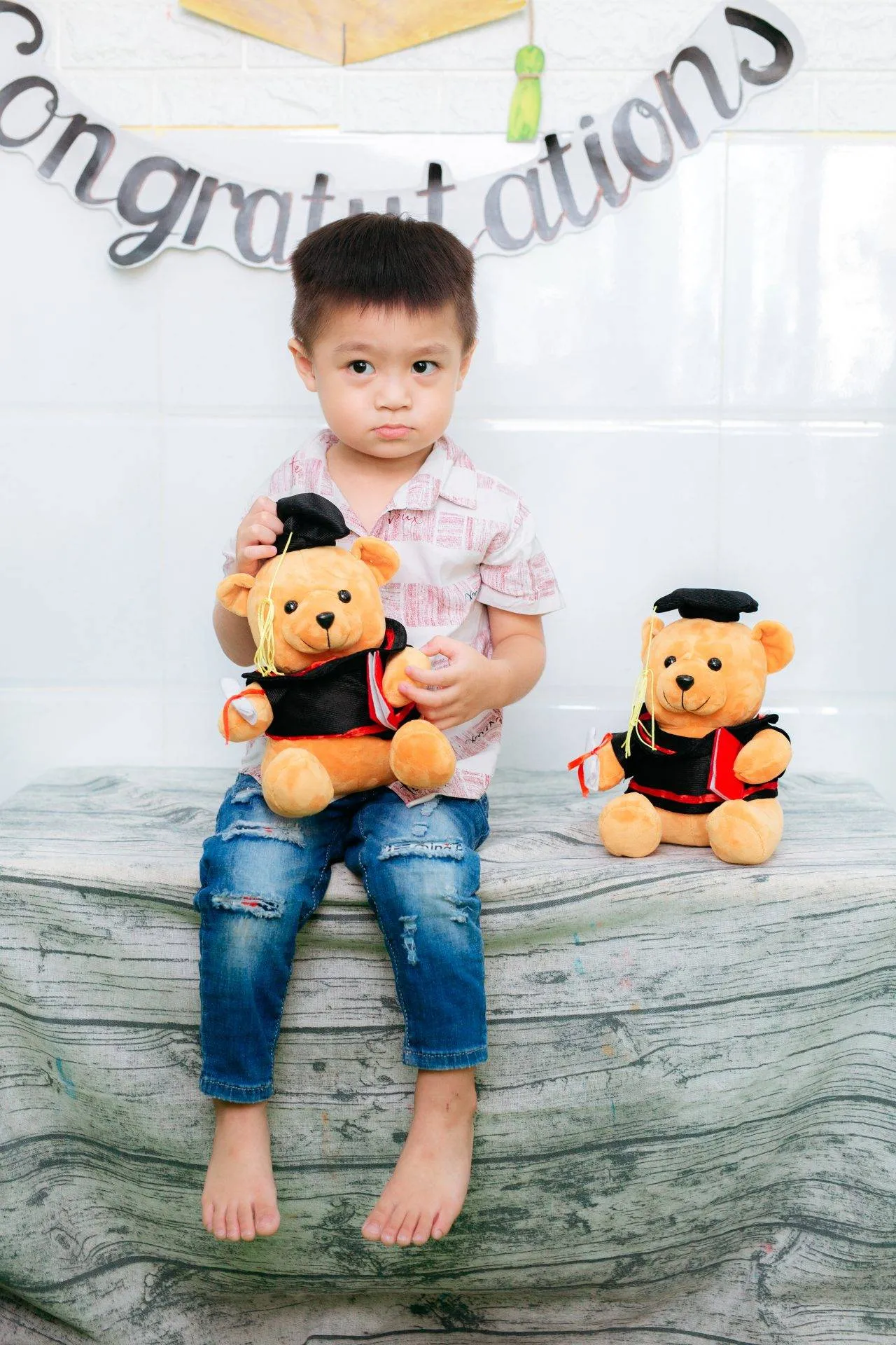 Gương mặt đáng yêu của bé gái chụp hình kỷ yếu