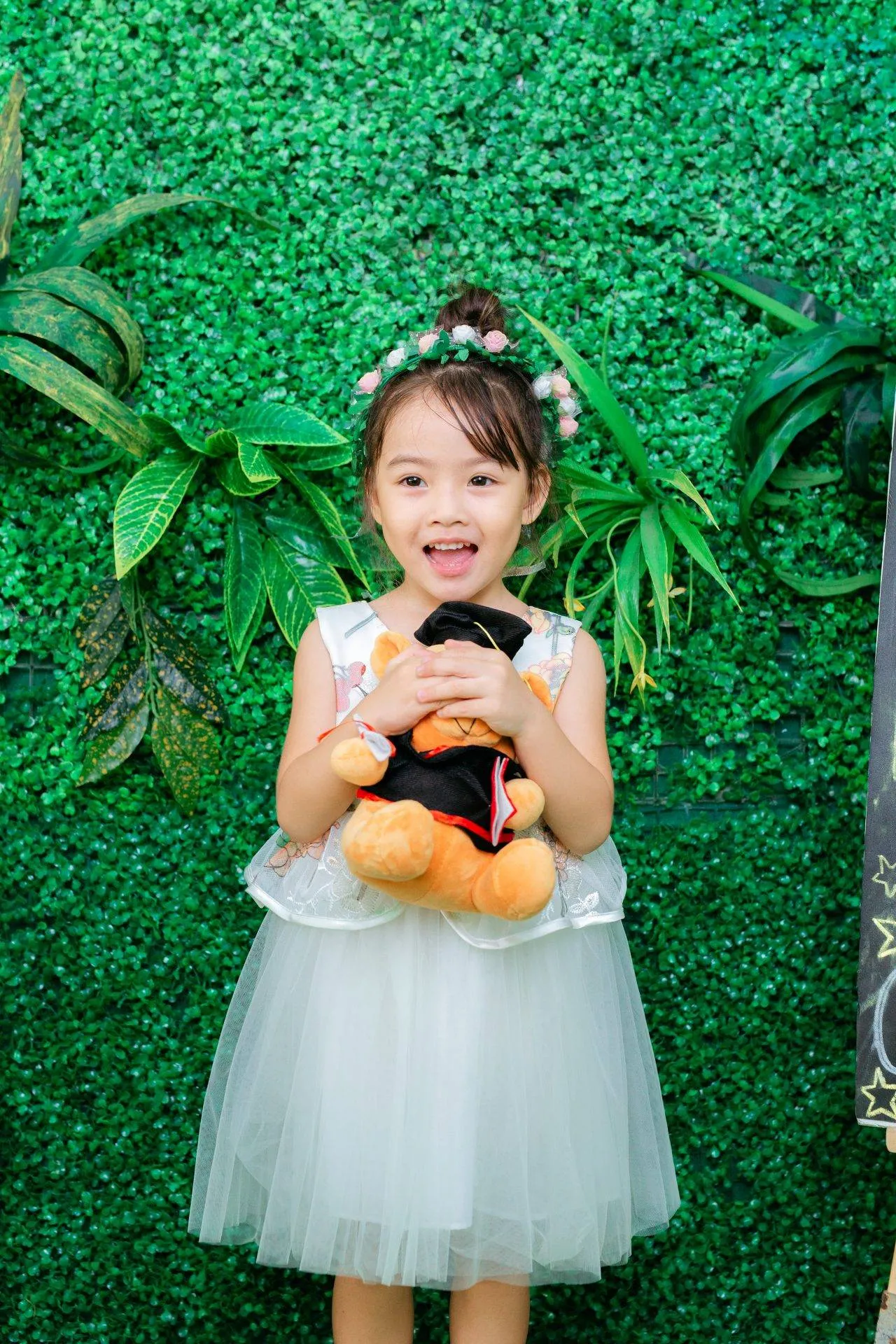 Ánh nhìn tập trung của bé khi chụp ảnh kỷ yếu