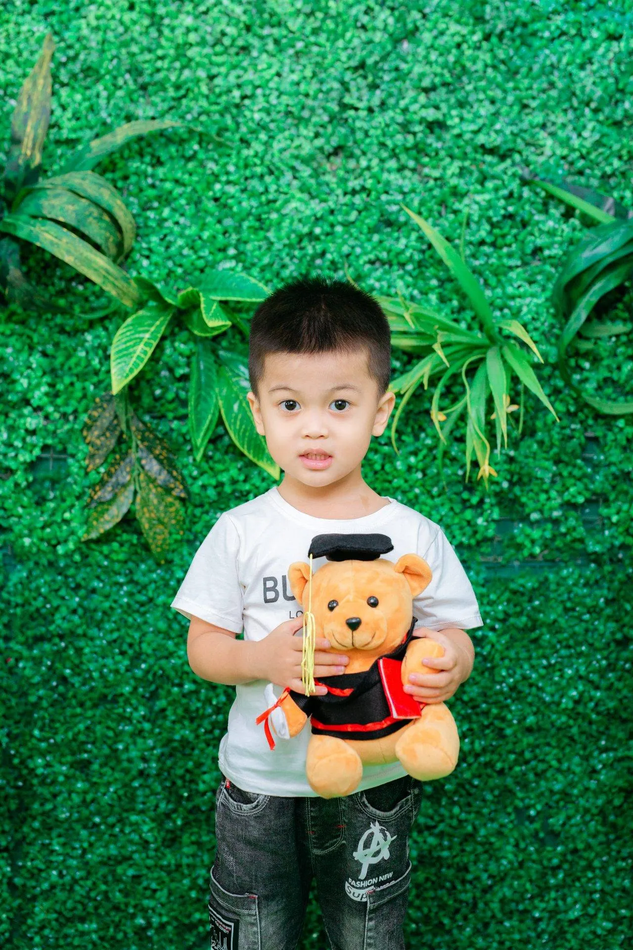 Nụ cười rạng rỡ của bé trong ngày chụp kỷ yếu
