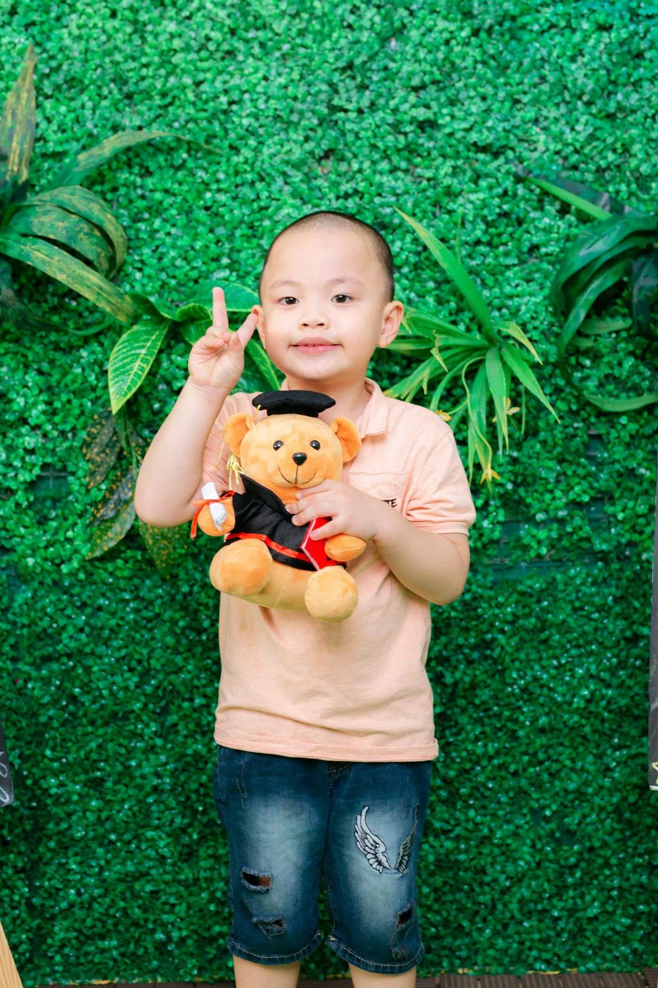 Tạo dáng &quot;suỵt&quot; ngộ nghĩnh của bé