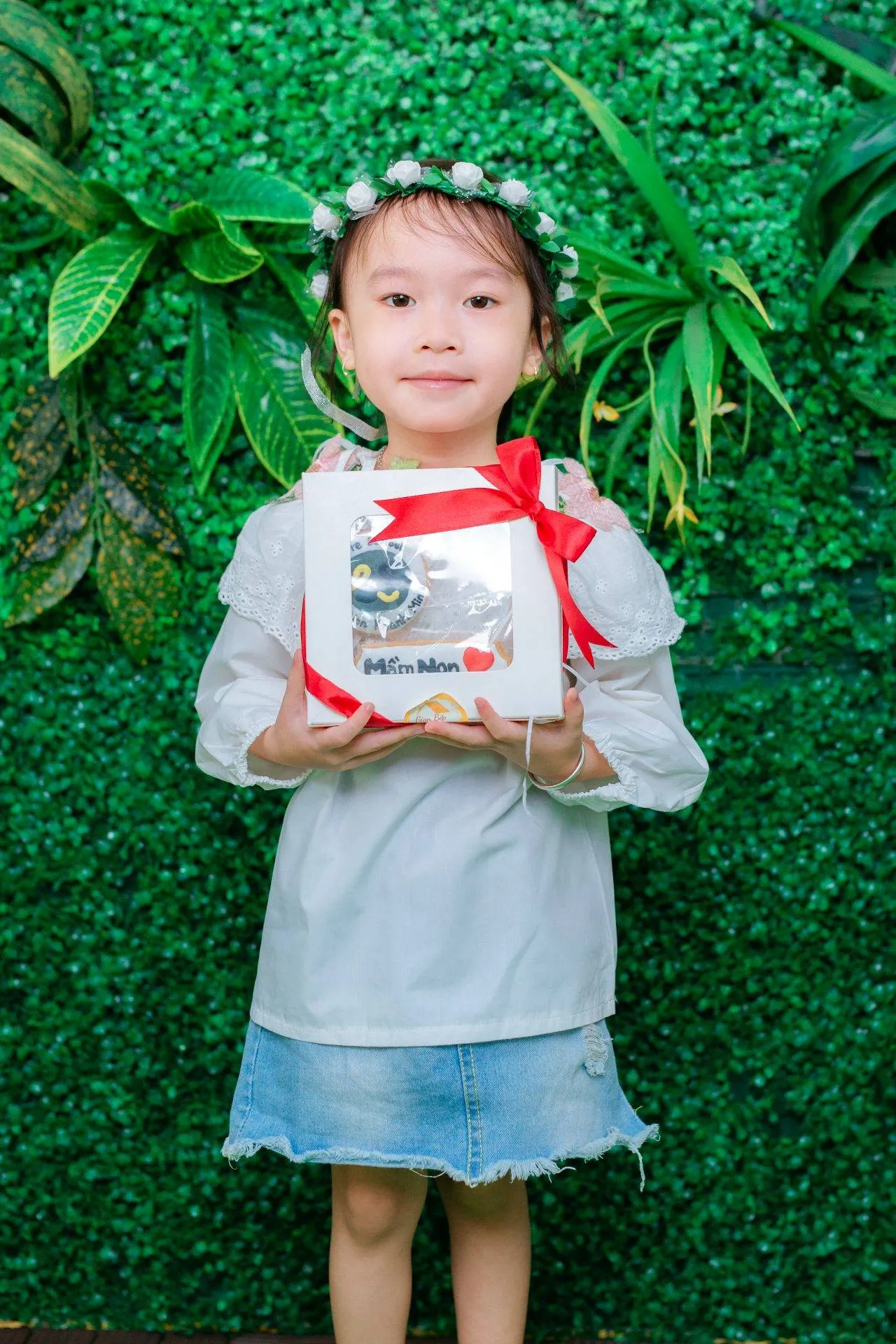 Gương mặt đáng yêu được đóng khung bởi đôi tay bé nhỏ