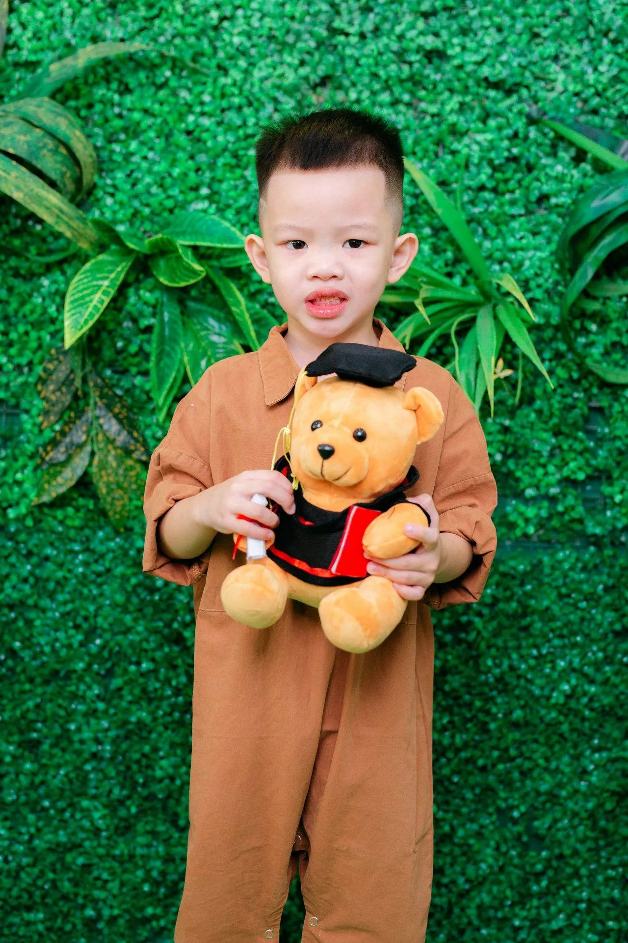 Nụ cười tươi rói nhìn lên trời
