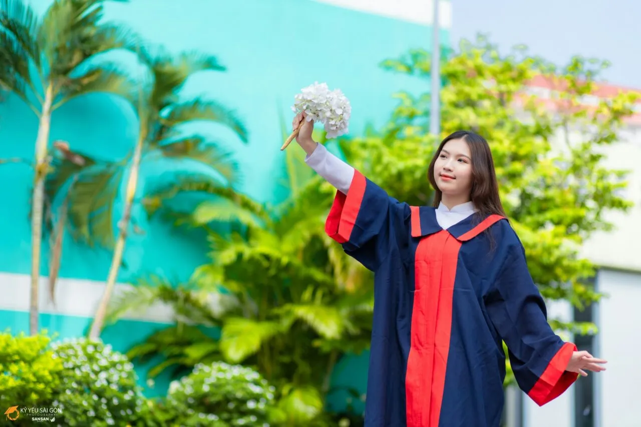 Khách hàng chụp ảnh với hoa cẩm tú cầu